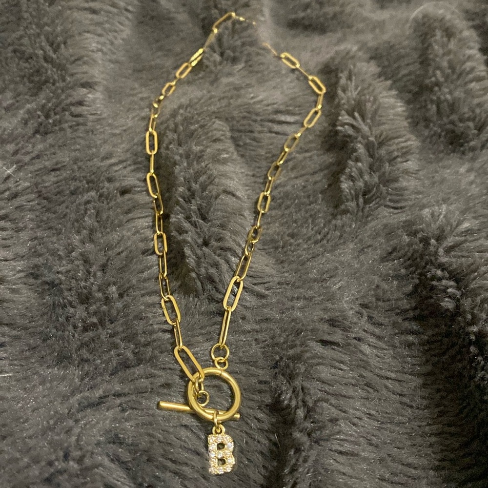 🛍️The letter “B” necklace!